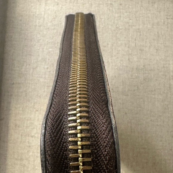 Louis Vuitton Monogram Zippy Wallet - Picture 5 of 8
